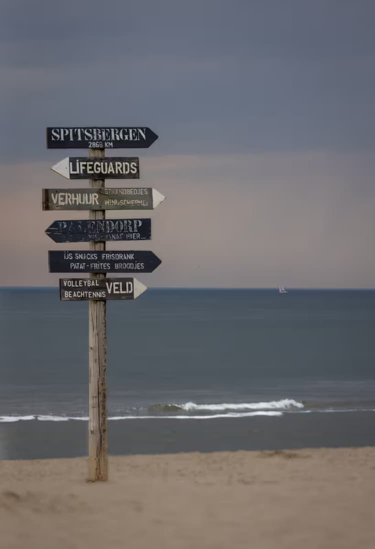 Wegwijzer aan het Strand