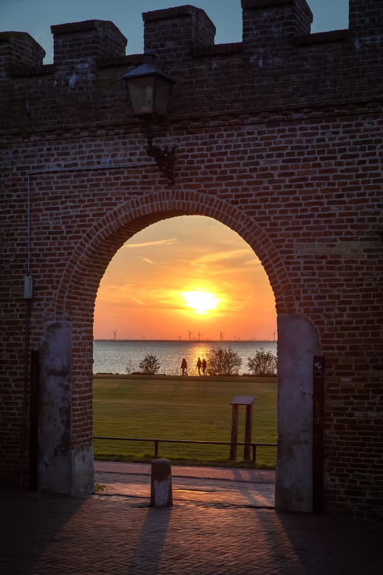 Zonsondergang bij Poort