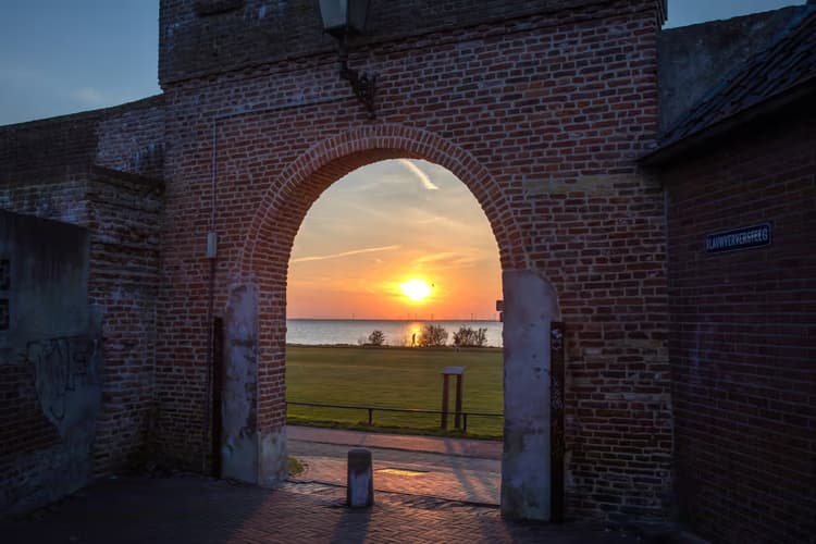 Zonsondergang bij Poort