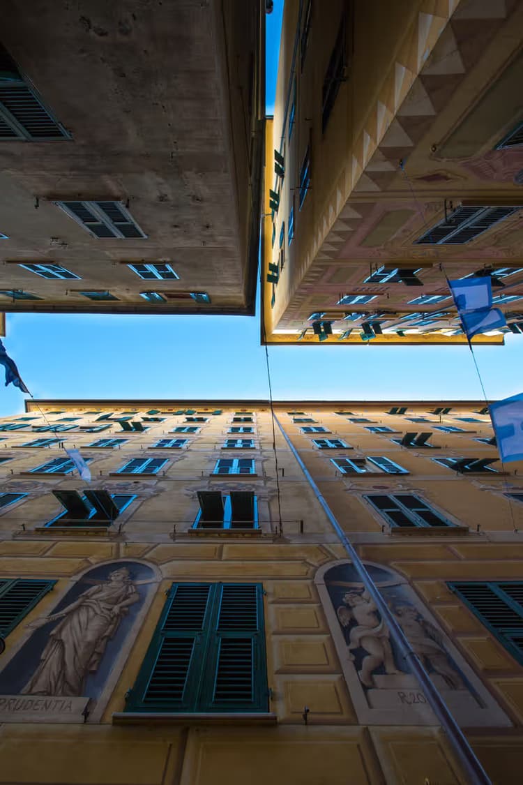 Kijk omhoog in de stad