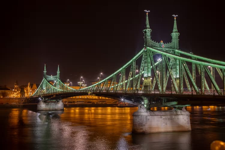 Groene Brug bij Nacht