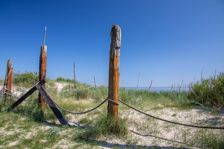 Verlaten Strandpalen