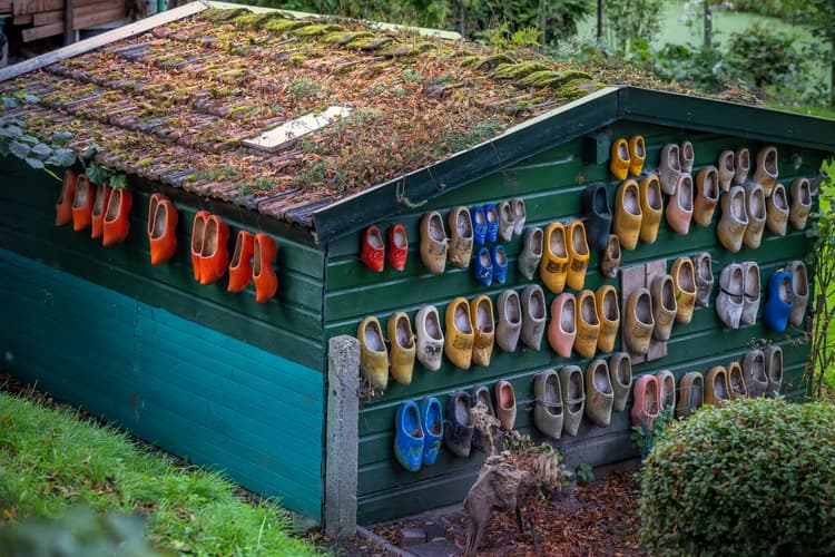 Kleurrijke Klompenmuur