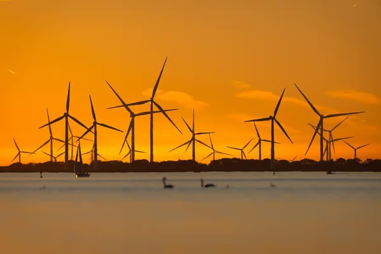 Windmolens bij zonsondergang