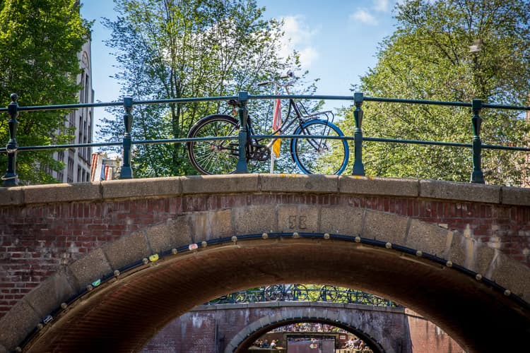 Fiets op de brug
