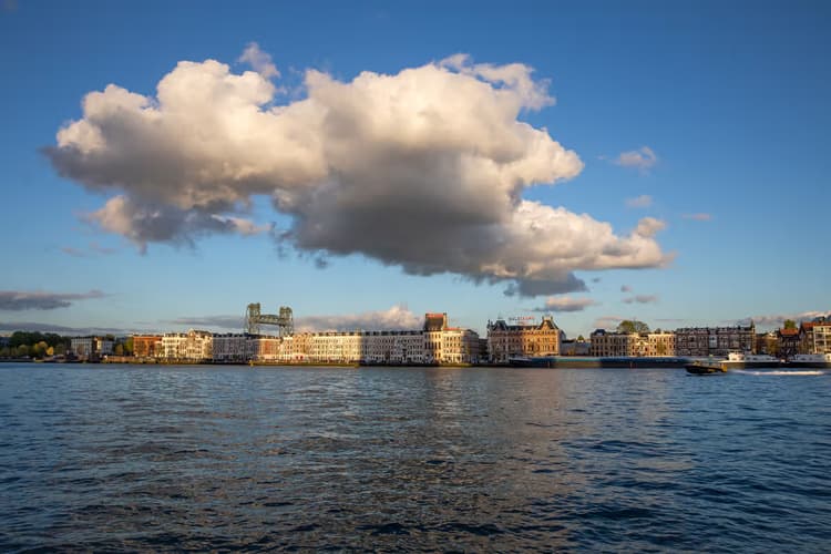 Stadsgezicht met Wolken